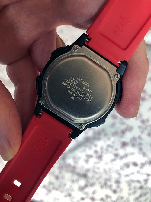 Reloj Casio digital rojo visto desde atrás